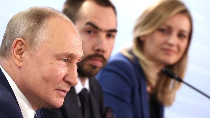 Путин рассказал молодым ученым шутку про юристов