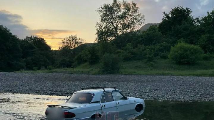 В реке в застрявшей машине нашли тело работника пасеки