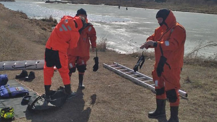 В Челябинской области двое мужчин попытались перейти по льду городской пруд