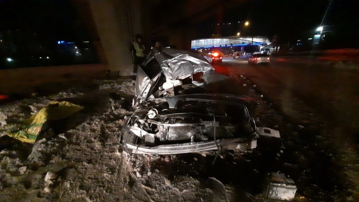 В Новосибирске два человека погибли во врезавшейся в опору моста Subaru