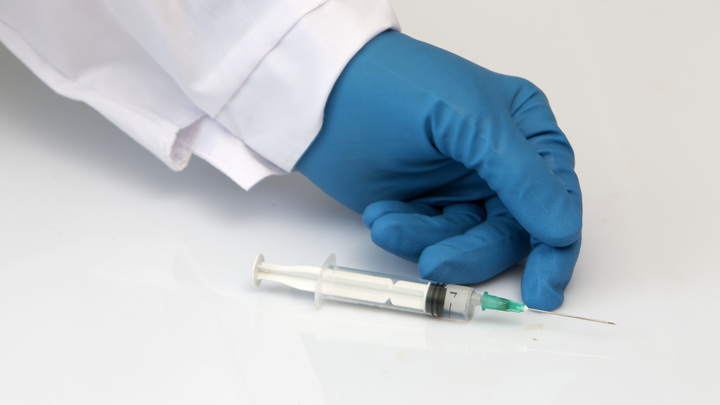 Мясников рассказал, какие болезни сильно снижают эффект от вакцины