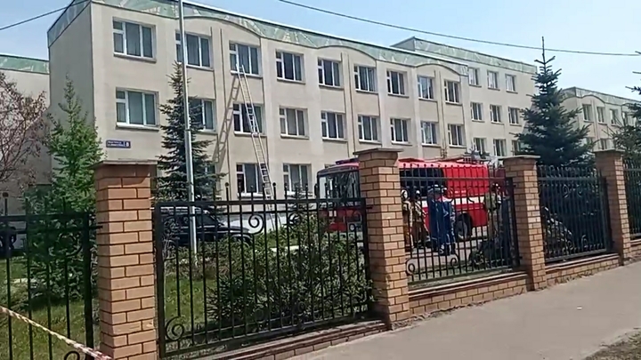 Расстрелявшего детей и учителей в Казани продержат под арестом до октября