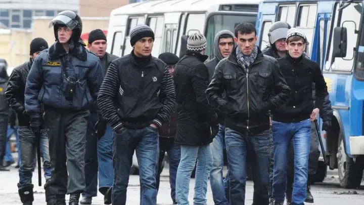 Мигранты обиделись на депортацию под песню Матушка-земля и угрожают