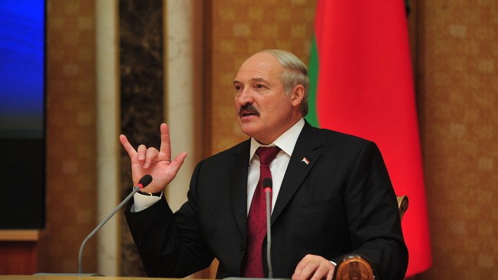 Лукашенко предложил жён футболистов и хоккеистов  отправить на «Белкалий» с мётлами
