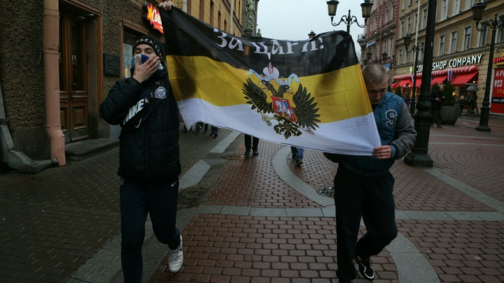 Имперский флаг отобрали, в спину - мат: абу-бандиты напали на русских патриоток. И просчитались