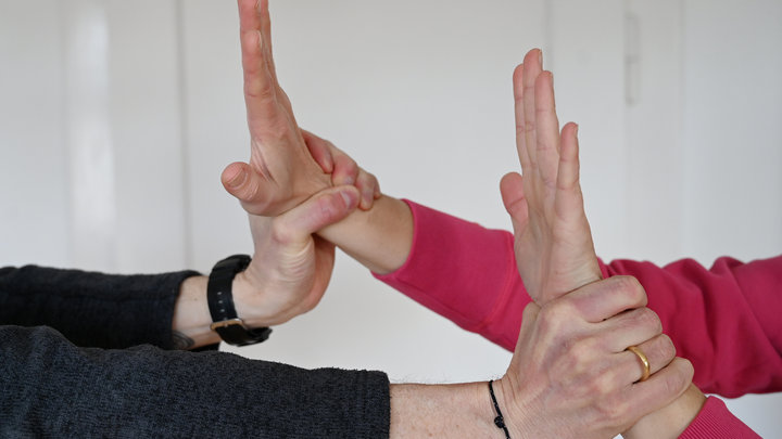 Чиновница в Новороссийске заставила коллегу молчать удушающим приёмом