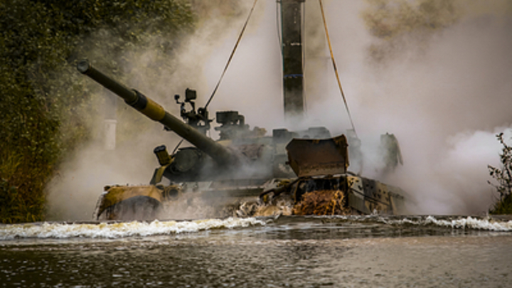 ВСУ подорвали мост в попытке остановить русские танки - военкоры