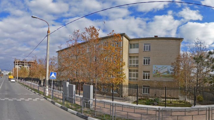 Школьные разборки: в новороссийской гимназии директор избила завхоза, а тот заявил на нее в полицию