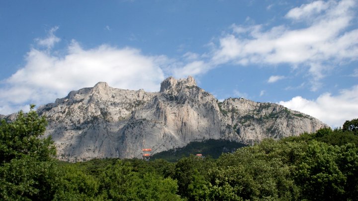Шёл на Ай-Петри, оказался в больнице: Сотрудники МЧС полночи искали крымчанина в горах