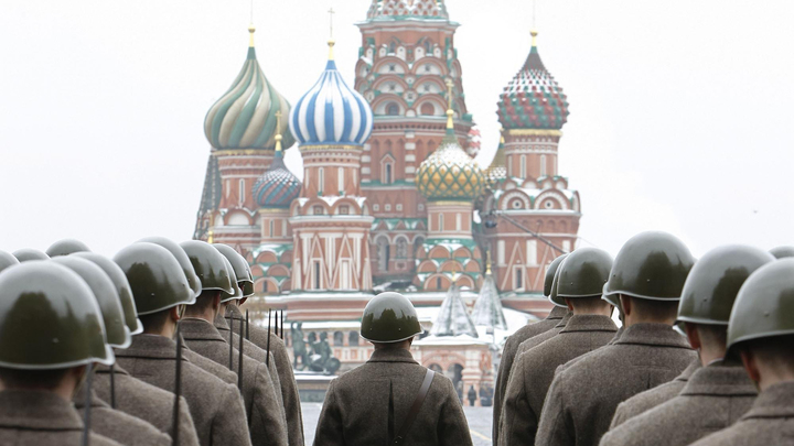 Интересный факт: 7 ноября все москвичи были под ружьём. Гитлер был в ярости