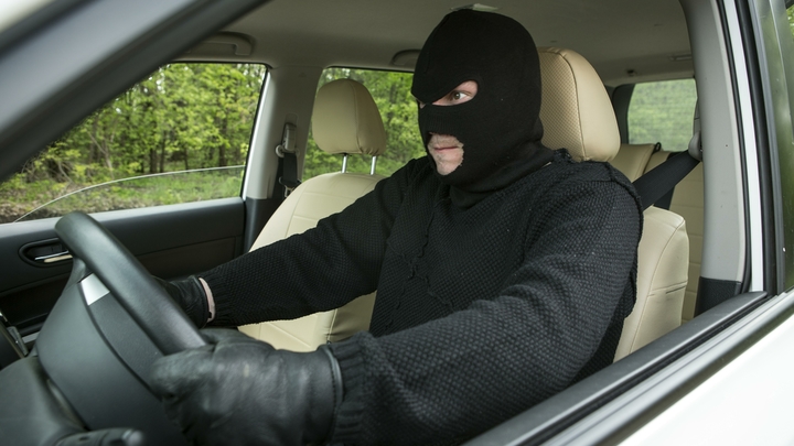 Налетели, затолкали в машину и увезли: Неизвестные в масках похитили женщину в Балаково