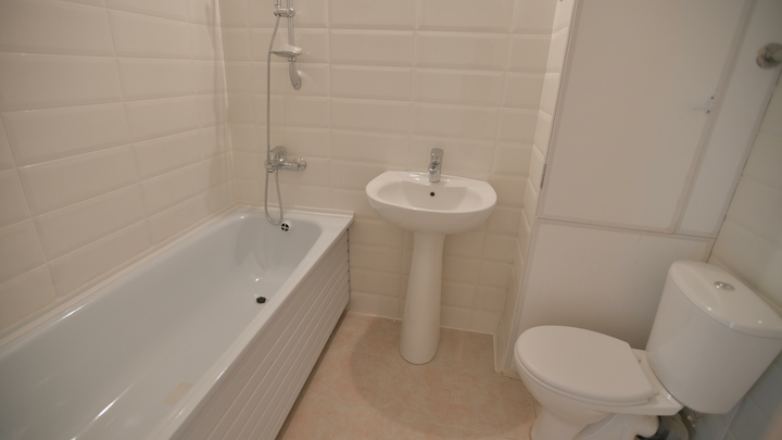 Повышать градус не стоит: Врач рассказал, кому опасно принимать горячий душ