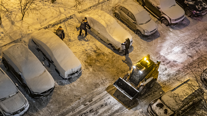 Куда сообщить о неубранном снеге и наледи во дворах в Москве