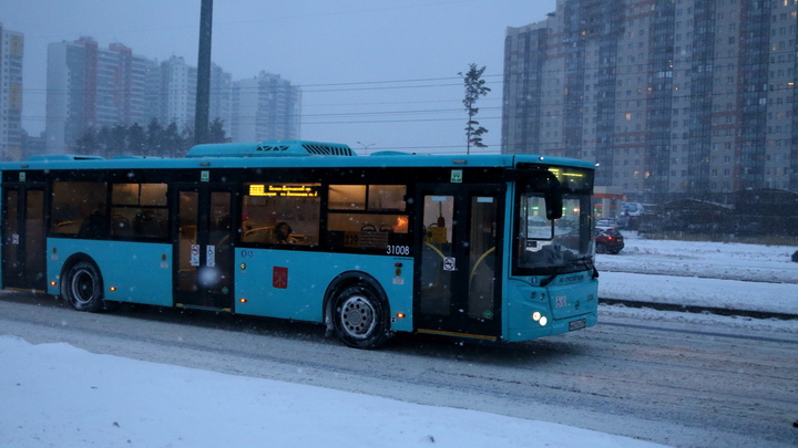 Из-за метеоусловий в Петербурге изменили маршруты автобусы
