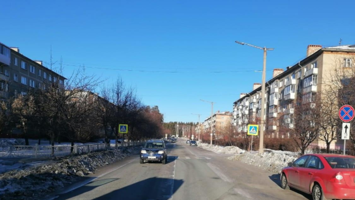 В Челябинске автомобилист не заметил вечером на дороге школьницу