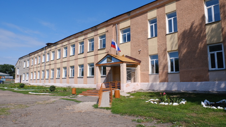 Старейшую школу в Новосибирской области отремонтируют с помощью федеральных средств