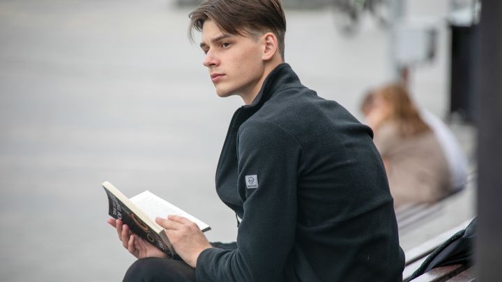 Лето - сезон чтения книг: Как люди выбирают произведения для проведения досуга