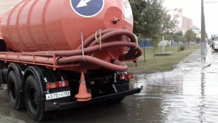 В Краснодаре последствия непогоды устраняет водооткачивающая техника