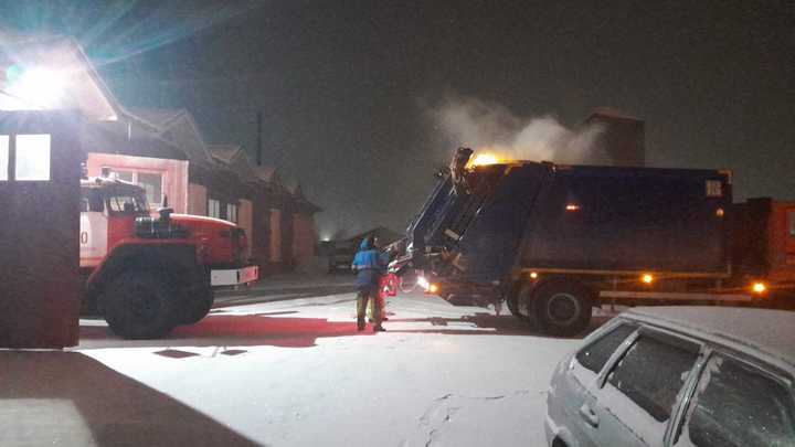 Лёгкий дымок превратился в пламя: почему в Поморье вспыхнул мусоровоз