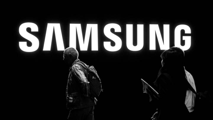 Как два iPhone: Samsung назвал цену сгибающегося телефона