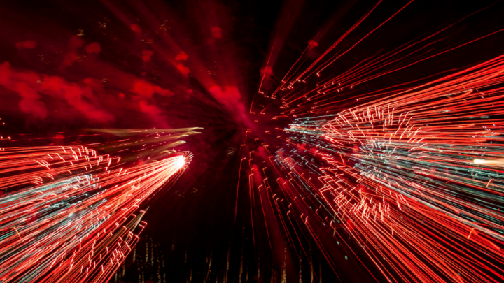 Яркие огни в Московской области: На шоссе загорелась фура с фейерверком