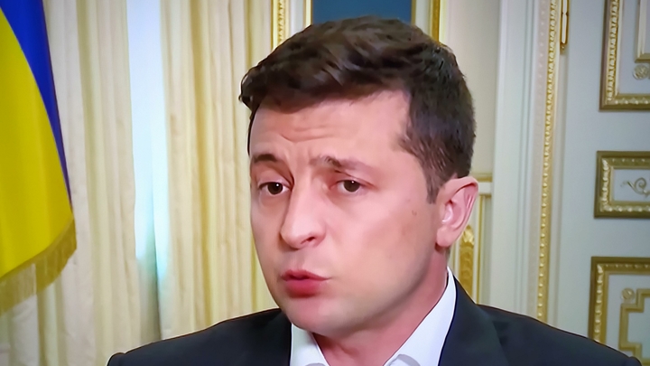 Следом за Порошенко в госперевороте обвинили Зеленского: Заявление сделал председатель КС Украины