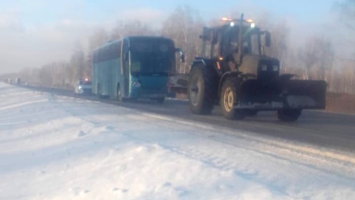 Автобус с 19 детьми заглох в мороз на трассе под Новосибирском