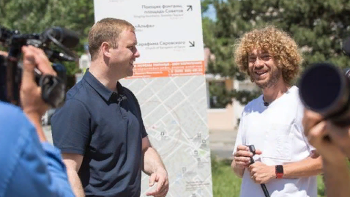 Урбанист Илья Варламов прогулялся по городу с мэром Анапы