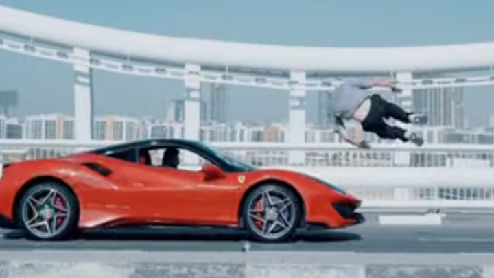 Герой или идиот? Он сделал сальто над Феррари, которая мчалось на него на скорости 200 км/ч