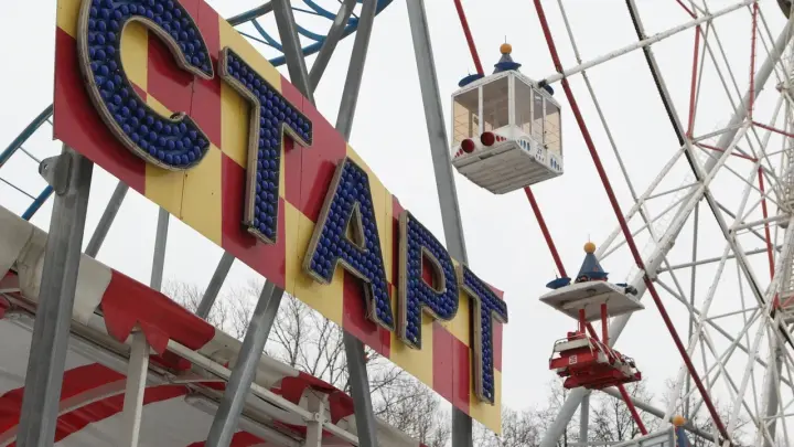 Туристы два часа провисели на высоте 60 метров из-за поломки аттракциона