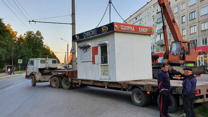 Незаконный ларек с шаурмой демонтировали в Кемерове