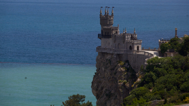 Провокация против Крыма в Петербурге. Спор разгорелся из-за фото с вином