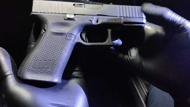 Житель Абхазии пытался провести в Россию австрийский пистолет Glock