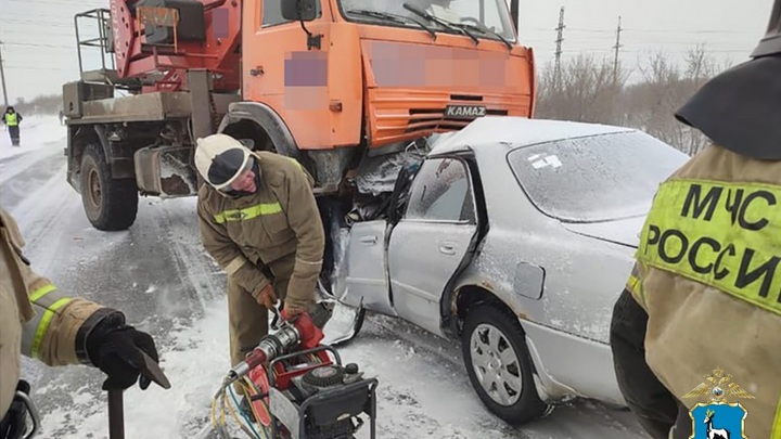Взрослые погибли, дети в больнице: в Самарской области Mazda залетела под фуру