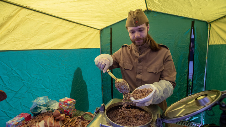 В екатеринбургском  парке Маяковского угощают полевой кашей и развлекают по полной программе
