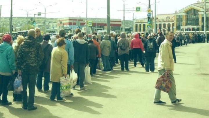 В Новокузнецке сотни людей стоят в очередях на кладбищенские автобусы