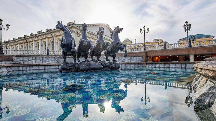 К зиме готова подсветка фонтанного комплекса на Манежной площади в Москве