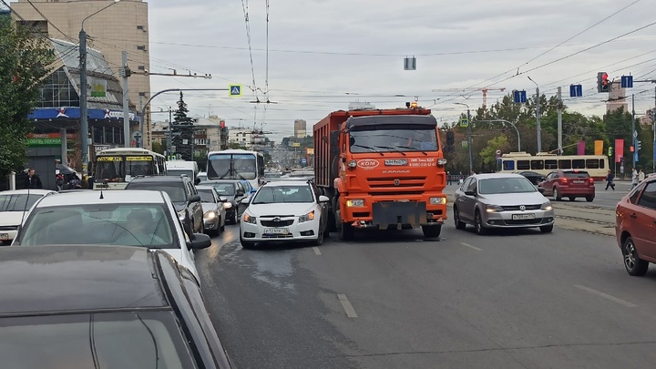 В Челябинске ДТП с мусоровозом заблокировало две полосы на Свердловском проспекте