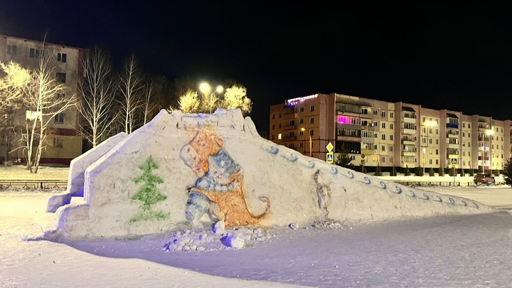 Вандалы уничтожили снежные фигуры на городской площади в Кузбассе