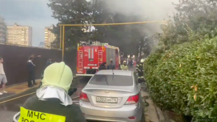 В Сочи семья потеряла частный дом во время пожара на ул. Санаторной