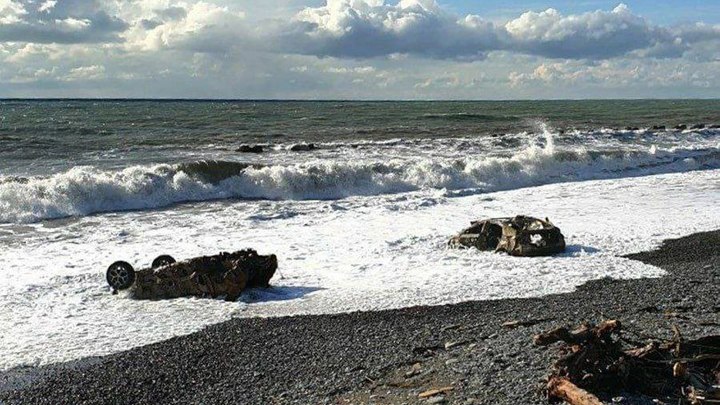 Полиция опровергла информацию о принадлежности выброшенных из моря машин туристам из Ставрополья