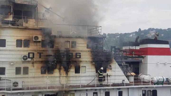 Появились фото и видео крупного пожара на буксире в Ростовской области 3 августа 2022