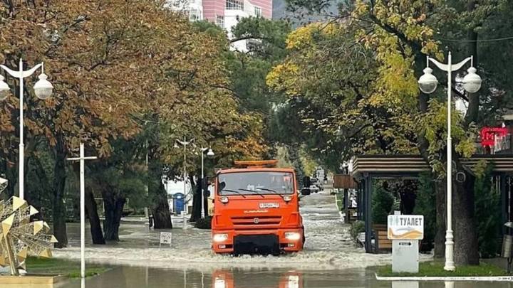 Смыло пляжи, унесло автомобиль: непогода обрушилась и на Геленджик