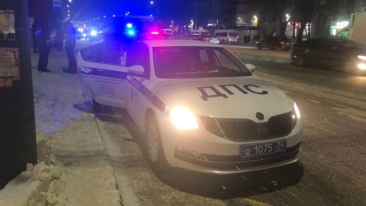 В Челябинске на Кашириных авто снова врезалось на остановке в киоск