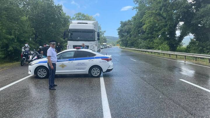 После смерча больше часа было закрыто движение на трассе в Туапсинском районе