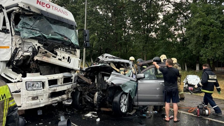 В Краснодаре три человека погибли в массовом ДТП с КамАЗом