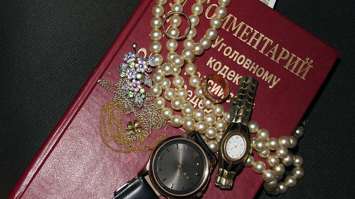 Владимирские покупатели в ТЦ поймали бегущего с золотыми браслетами грабителя