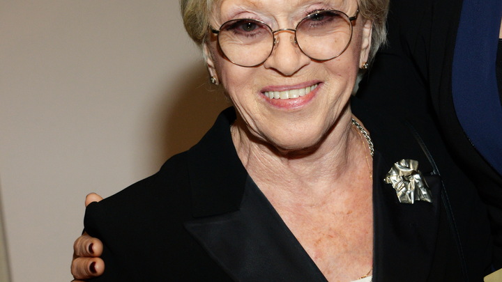 Алиса Фрейндлих попала в реанимацию. Источник заявил об обширном поражении лёгких