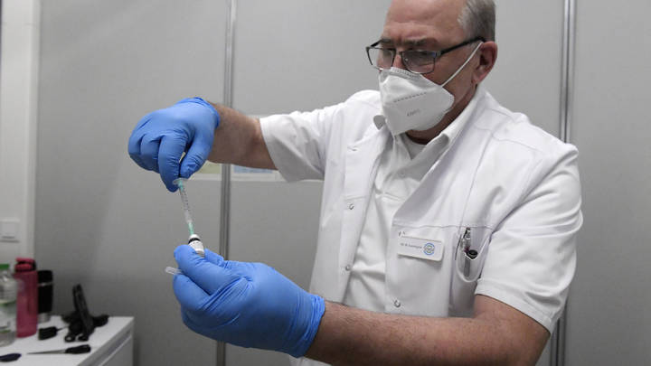 Привитый от COVID заражает здоровых: Глава НИИ сделал важное заявление