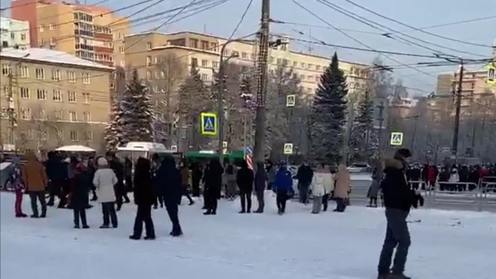 Помогите бабушке: падение пенсионерки на митинге в Челябинске проверят в СК